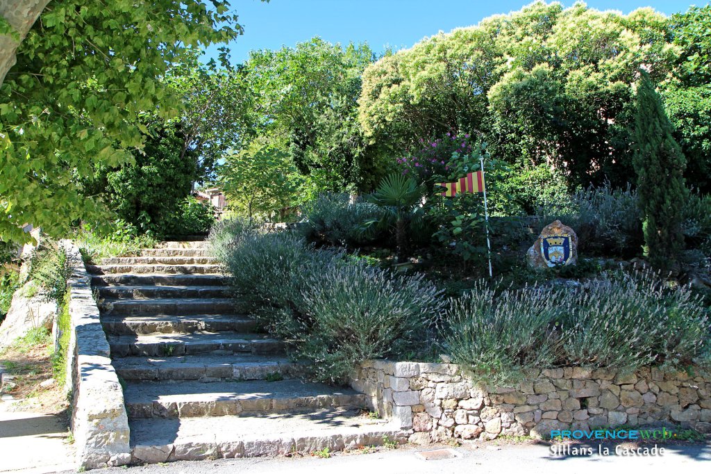Joli escalier en pierre.