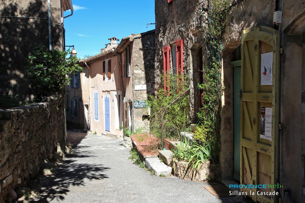Ruelle à Sillans la Cascade.