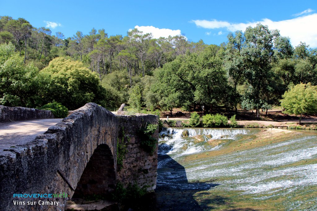 Le pont au dessus de la rivière Caramy.