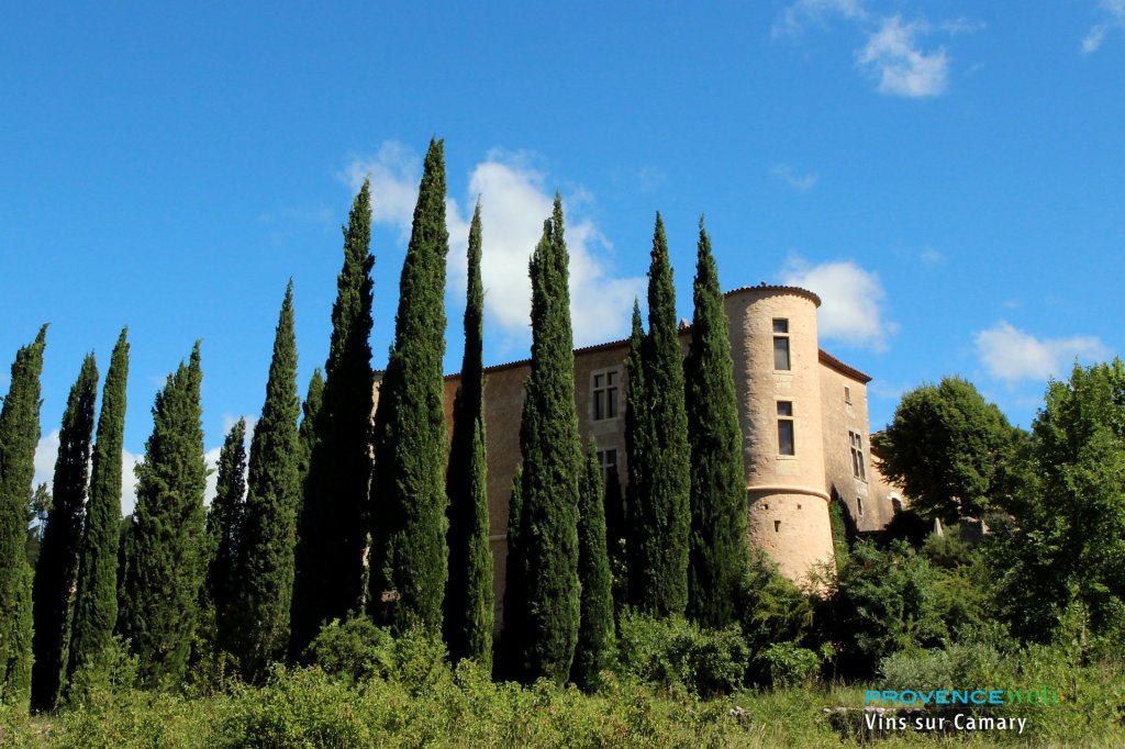 Château de Vins sur Caramy derrière des cyprès.