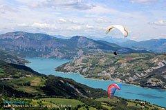Serre-Poncon lake, paragliders