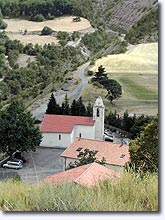 Piégut, clocher et paysage de montagne