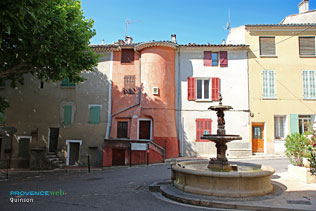 Quinson, place et fontaine