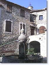 Sigonce, fontaine dans le village