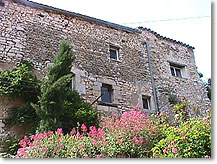 Simiane la Rotonde, stone-built house