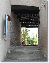 Saint Julien d'Asse, passageway