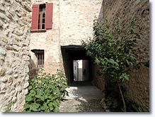 Saint Julien d'Asse, house and vaulted passageway