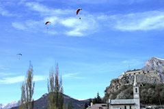Saint Vincent les Forts, hang-gliders in the sky