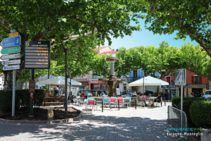 Laragne-Monteglin, square and fountain