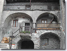 Saint Martin de Queyrieres, stone house