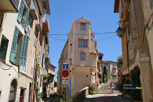 Cannes, calade street in the old Cannes