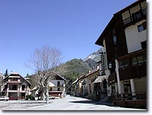 Entraunes, the village