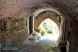 Roquebrune Cap Martin, passage voûté dans le vieux village
