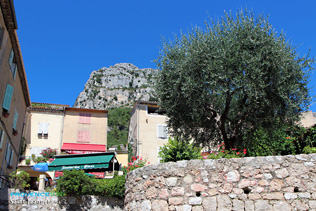 Saint Jeannet, maisons sous le rocher