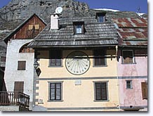 Saint Dalmas le Selvage, façades avec cadran solaire