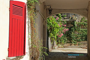 Cabannes, flowered passage-way