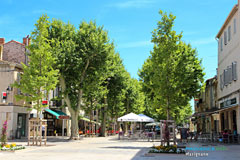 Marignane, place et terrasses de café