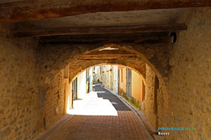 Noves, vaulted passageway
