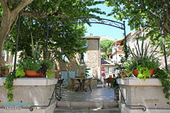 Puyloubier, terrasse de restaurant autour de la fontaine