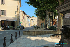 Rognes, square and fountain