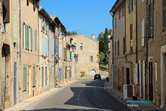 Rognes, rue dans le village