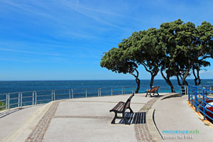 Sausset les Pins, benches facing the sea