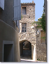 Mollans sur Ouveze, street and vaulted passageway