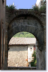 Rochegude, vaulted passageway