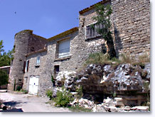 Saint Auban sur l'Ouvèze, maison en pierre avec tour