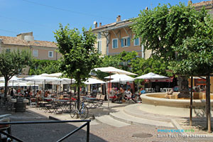 Saint Paul Trois Chateaux, square, restaurants and fountain