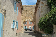 Tulette, arch in the ramparts