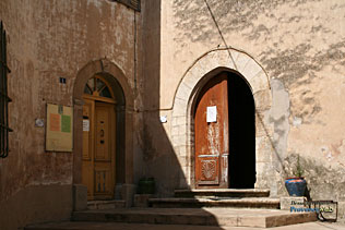 Besse sur Issole, church door