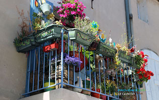 Le Castellet, flowered balcony