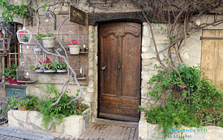 Le Castellet, typical old door