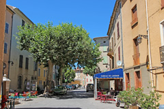 Correns, place du village