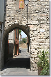 Draguignan, vaulted porch
