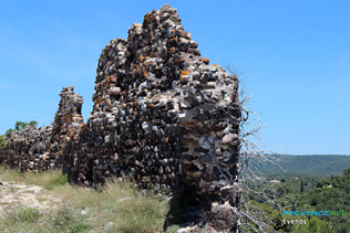 Evenos, mur en ruines su château
