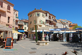 Le lavandou, square with fountain and shops