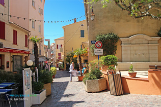 Le lavandou,  street with restaurants