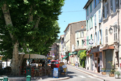 Le Luc en Provence, rue principale et terrasses de café
