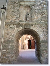 Le Val, vaulted passageway