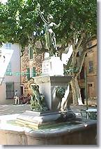Néoules, statue