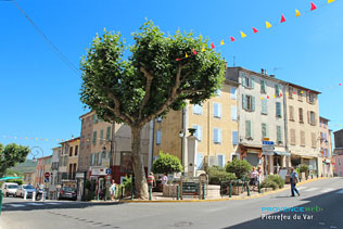 Pierrefeu du Var, place de la fontaine et photos HD