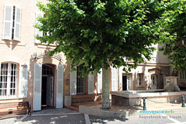 Lavoir et mairie de Roquebrune sur Argens