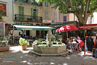 Salernes, petite place avec terrasses et restaurants