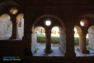Abbaye du Thoronet, voûtes et colonnes