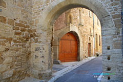 Aubignan, vaulted passageway