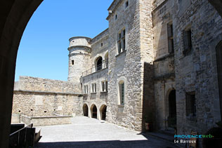 Le Barroux, inner courtyard of the castle