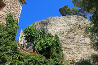 Le Beaucet, fortress gate in the rock