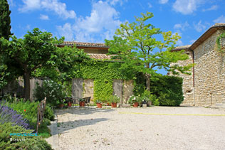 Blauvac, jardin terrasse devant le château